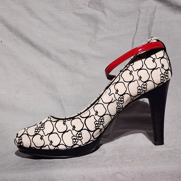 KELLO KITTY White Suede w/Apple & Kitty Head Pattern Platform Heels, size 6 - Picture 8 of 9